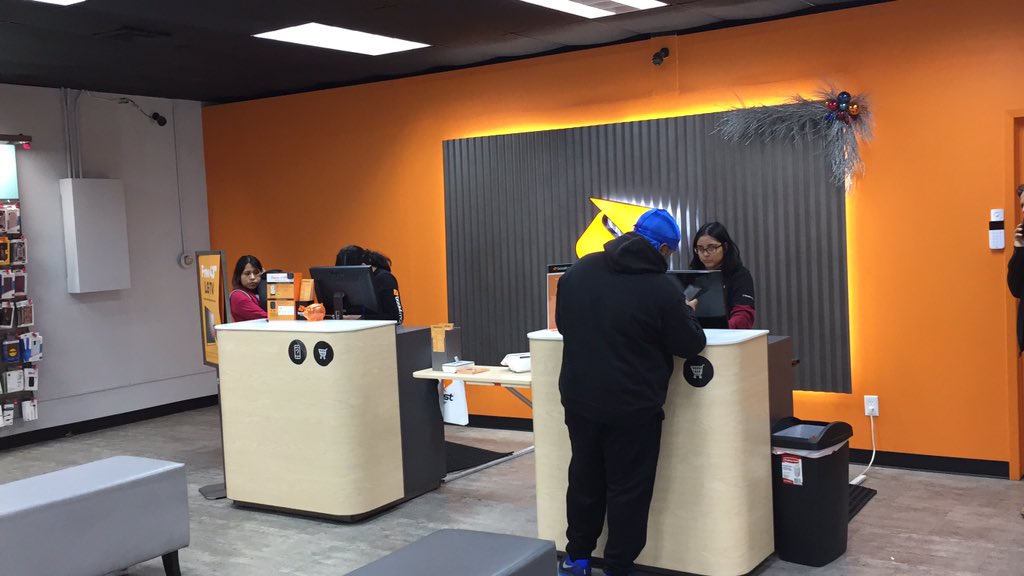 DSinghVIP's tweet photo. Busy Friday!! #Thevipboost #premiumwireless #Strongisland @DianaSprint @StrongislandB https://t.co/d7SozWmBMY
