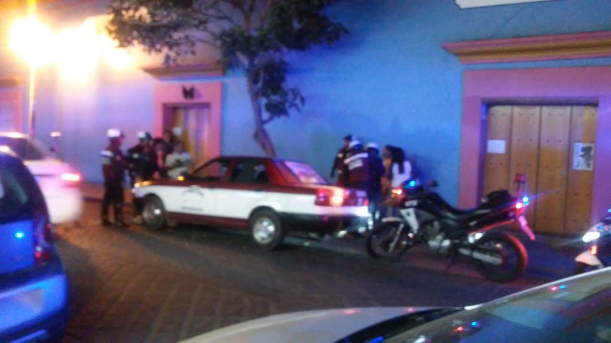 AgenciaSpiaboc's tweet image. Con información del #GrupoDeWatsApp @AconReg reportan qué hay un taxista detenido al parecer borracho o drogado esto en  Armenta y López esq Rayón ya #Pvml de @MunicipioSeguro en el lugar