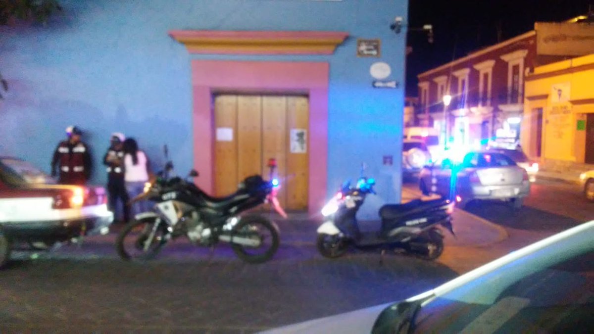 AgenciaSpiaboc's tweet image. Con información del #GrupoDeWatsApp @AconReg reportan qué hay un taxista detenido al parecer borracho o drogado esto en  Armenta y López esq Rayón ya #Pvml de @MunicipioSeguro en el lugar