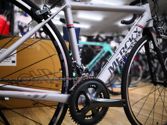 kanzakisenri's tweet photo. #EDDYMERCKX #BLOCKHAUS67 ティアグラ完成車がSサイズに限り特価です~!
HP→https://t.co/8FMpmteQs6
メルクスのグランツールにおける初勝利の地「ブロックハウス」にちなんだ名で、アルミながら優れた走りが魅力的なのです♪ https://t.co/Yz0PiMbZYc