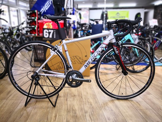 kanzakisenri's tweet photo. #EDDYMERCKX #BLOCKHAUS67 ティアグラ完成車がSサイズに限り特価です~!
HP→https://t.co/8FMpmteQs6
メルクスのグランツールにおける初勝利の地「ブロックハウス」にちなんだ名で、アルミながら優れた走りが魅力的なのです♪ https://t.co/Yz0PiMbZYc