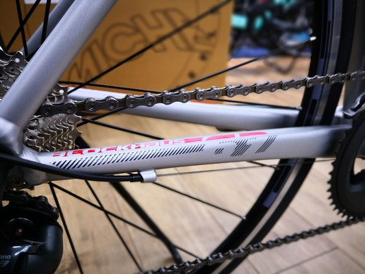 kanzakisenri's tweet photo. #EDDYMERCKX #BLOCKHAUS67 ティアグラ完成車がSサイズに限り特価です~!
HP→https://t.co/8FMpmteQs6
メルクスのグランツールにおける初勝利の地「ブロックハウス」にちなんだ名で、アルミながら優れた走りが魅力的なのです♪ https://t.co/Yz0PiMbZYc