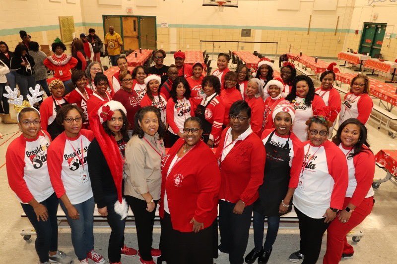 SLADST1913's tweet photo. The St. Louis Alumnae Chapter would like to thank everyone who donated and volunteered for this year’s Breakfast with Santa. Due to your generous donations we were able serve more than 500 families. 🎅🏾🥞🎄 #TisTheSeason #SLADST 🔺 https://t.co/wOpzwWLbDQ