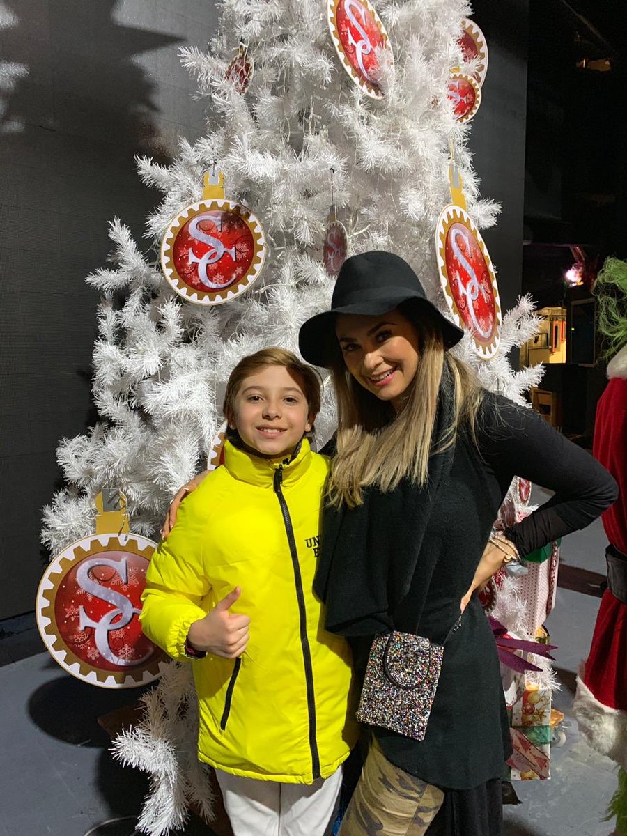TadeoBonavides8's tweet photo. Gracias por tus lindas palabras siempre estarán en mi corazón @aracelyarambula tu sencillez te hace más Grande #feliznavidad #bendiciones #celebration #teatro #espectaculo #santaclouseelmusical #rubencerda #tadeobonavides https://t.co/iDhMxouiih