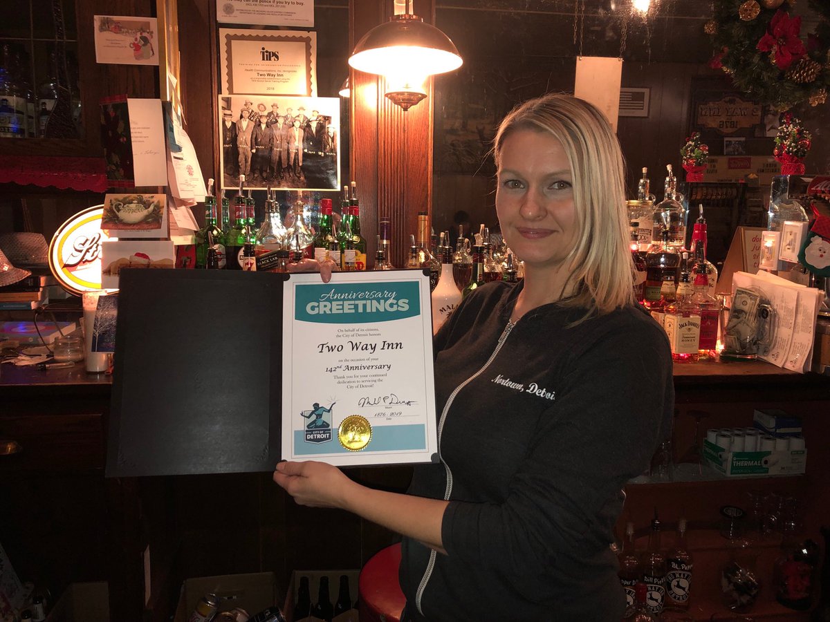 LoveDetroit1's tweet photo. No offense to ⁦@AltesBeer⁩, but it’s nice to see Danielle behind the bar at Two Way Inn! (I’ll be having an Altes after my Stroh’s.) @Daniell65180015⁩ #TwoWayInn #Detroit ⁦@After5Detroit⁩ #NortownDetroit ⁦@EaterDetroit⁩ #Strohs https://t.co/VRPpZxbK3u