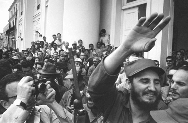 YoerkySanchez's tweet photo. Hay quien pretende olvidar
que en un enero radiante
aquí llegó el Comandante
y entonces mandó a parar.
Los que intentan convocar
a un idílico «parón 
de enero» ¡qué idiotas son!
En #Cuba el Parón de enero
-un histórico Primero-
lo dio la Revolución. https://t.co/SZrMAk9JmJ