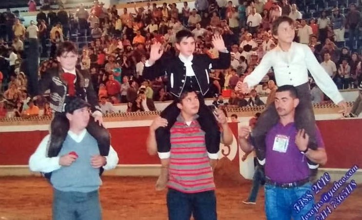 AndresistasR's tweet photo. Los tres niños toreros entonces @michelitoOF, @JEColombo_Of y @rocarey en hombros en una triunfal tarde en 2010 https://t.co/C03ha1Cx1X
