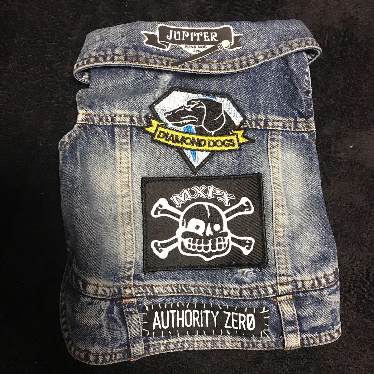 Psychoman_is_me's tweet photo. I made DOG patch vest🐶Let's Go circle pit🌀
You'r punk dog!!
I Love you!!!!!!
夜更かしして…
JUPITER
(ゆぴてる)
のG-ベストを完成させたぜ!!
かなりカワイイ😍
早く着せて散歩に行きたい♪
左回りしようぜ〜ゆぴ❤
#punkdog
#myfamily
#patchvest
#gベスト
#mxpx
#diamonddogs https://t.co/9L36lshRHp