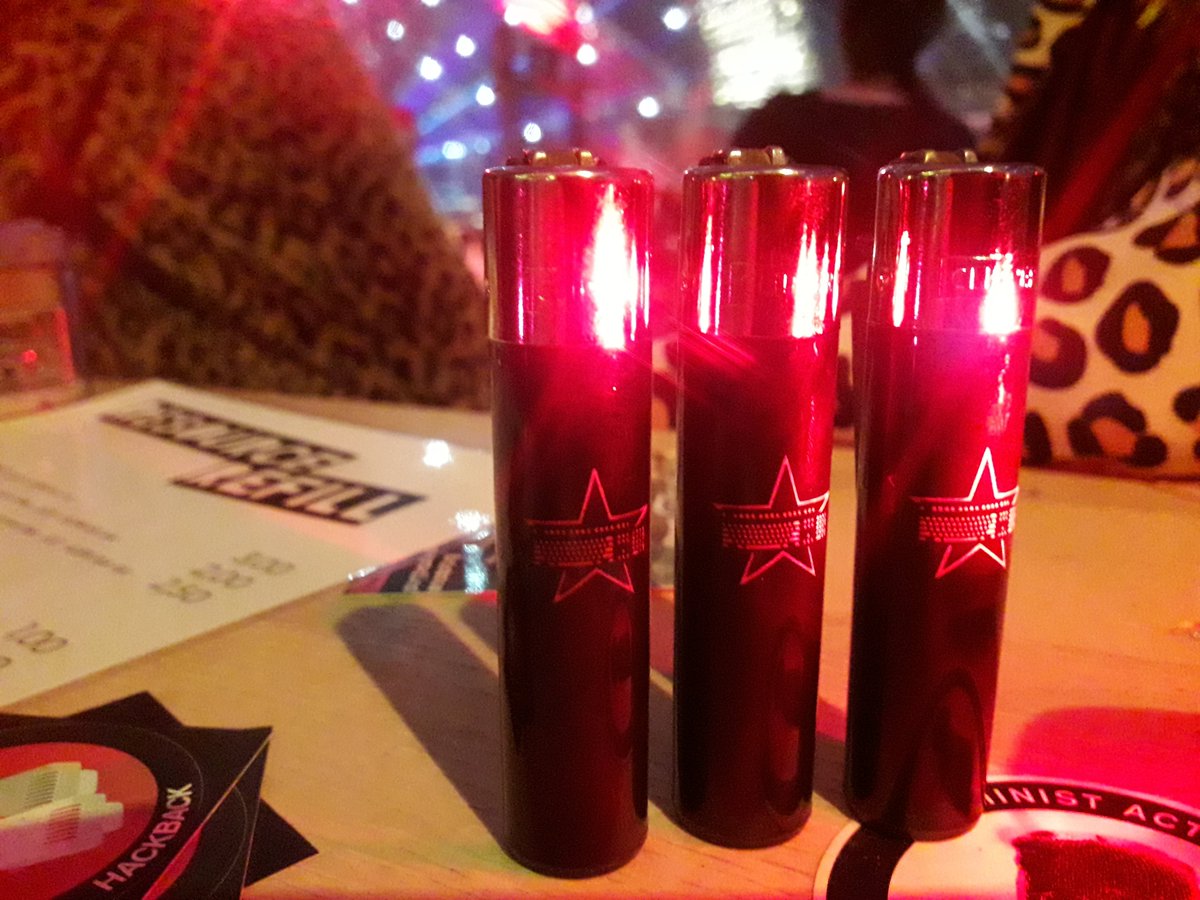 Drei Feuerzeuge mit rotem Tastatur-Stern auf dem Späti-Tresen.