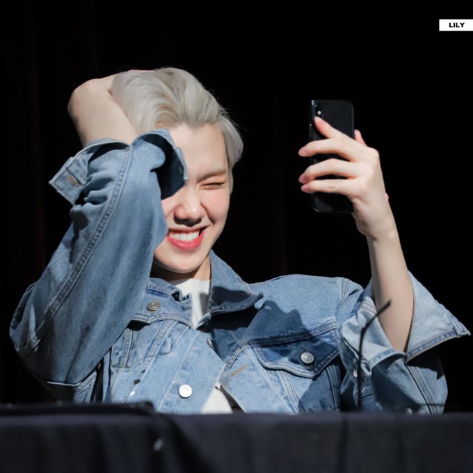 seuttashi's tweet photo. 핸드폰을 들면 이뻐지는 편? https://t.co/YXxsfIPqac