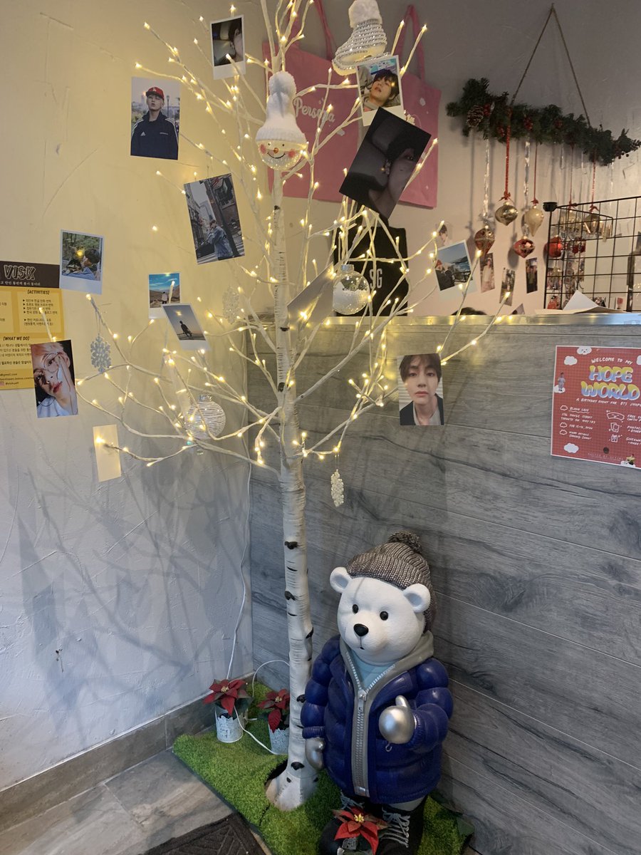 ayekth's tweet photo. first cafe event for tae’s bday weekend. had so much fun! thank you to everyone who made this possible. the freebies were so cuteee too tysm 🥺🥺 💜💜 #TaeInThe6IX @BTS_twt https://t.co/inT3jwIMRb