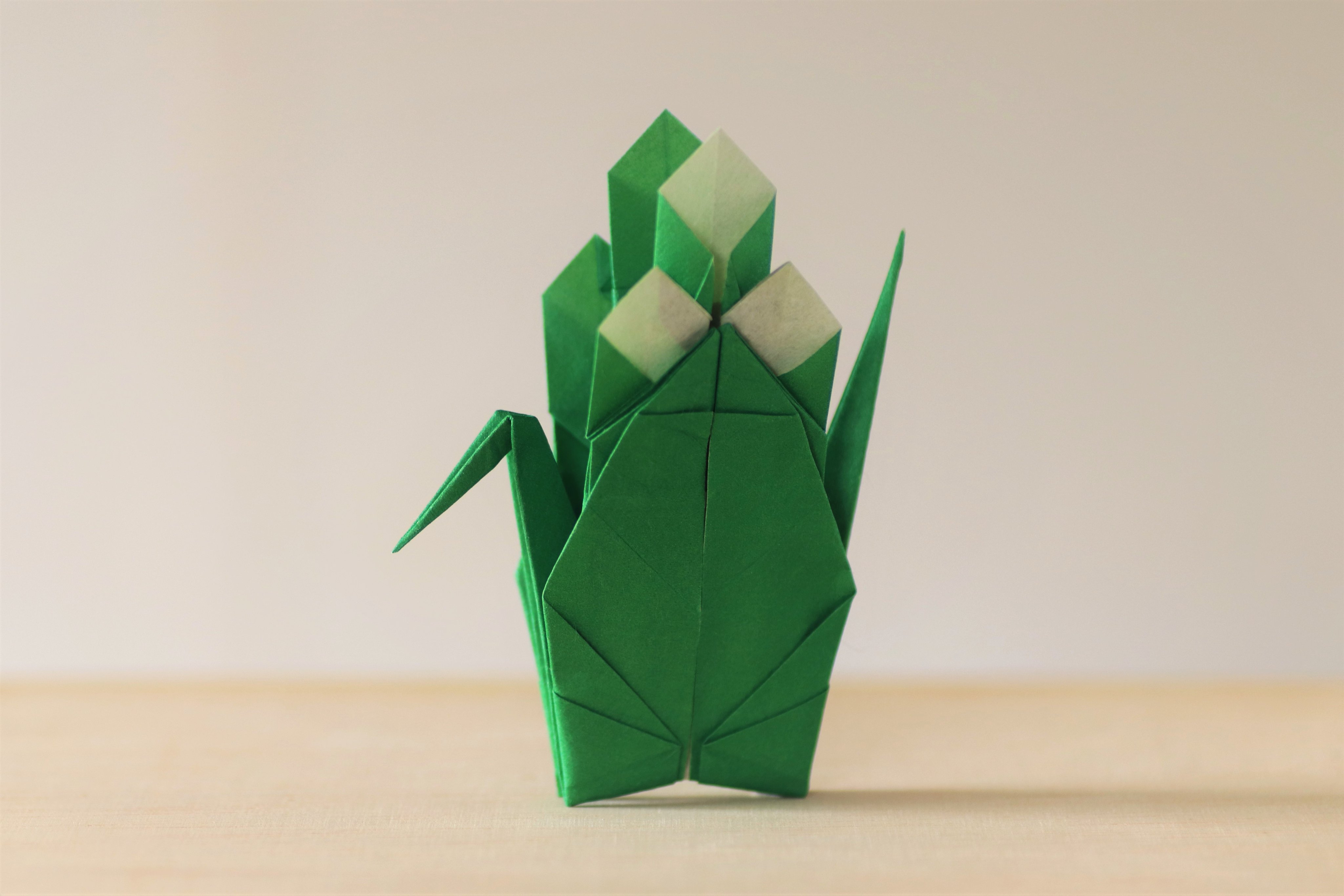 有澤悠河 折り紙ガシャポン発売中 かどまツル 創作 折り 有澤悠河 紙 Kn 01 3匁 顔料染め 6匁 無着色 紙サイズ cm cm 不切正方形一枚折り 折り鶴も門松をまとってお正月準備です カワ難おりがみ かどまツル 折り紙作品 Corsoyardpaper