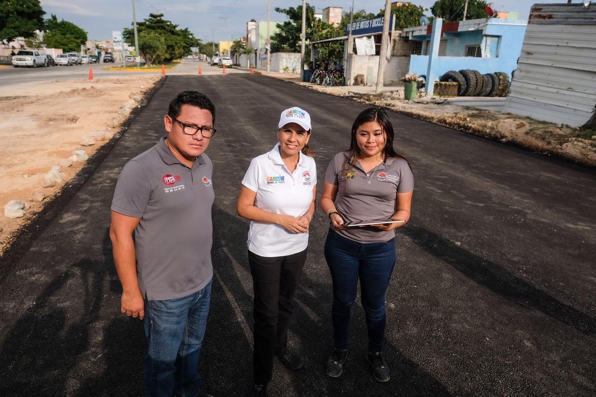 MaraLezama's tweet photo. Con el equipo de @ServPublicosBj y la Dirección de @TransitoBJ, realizamos labores de rehabilitación y logística en el cruce de las Av. Lakin con Av. Leona Vicario en la #Sm200. Seguiremos trabajando 24/7 para cumplirle a todos los cancunenses. #CancúnTierraDeTodos https://t.co/rorqsiU6Ng