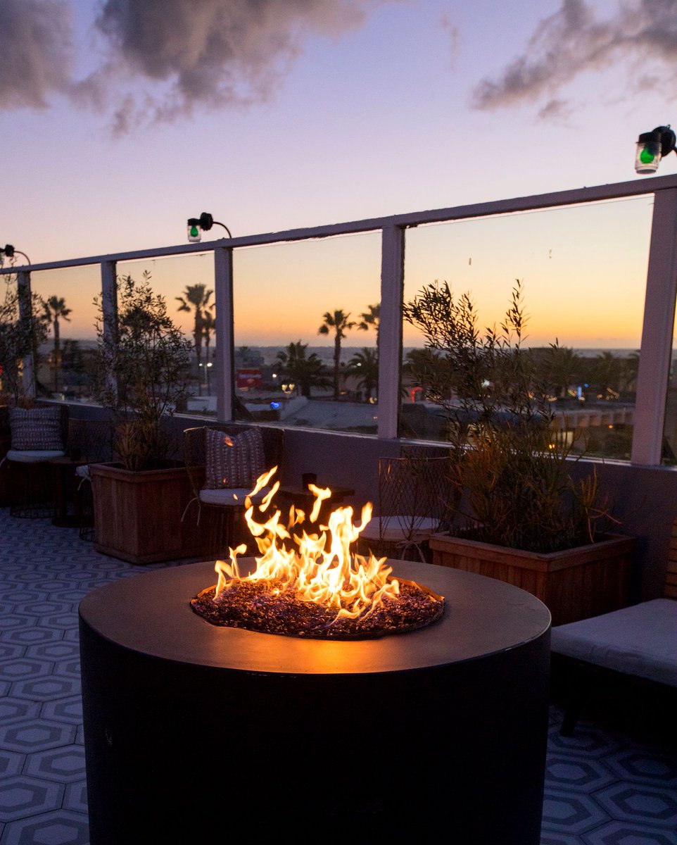 Friday night vibes on the Abigaile roofdeck ✨ 
.
.
.
.
#abigaile #abigailerestaurant #hermosabeach #southbay #eaterLA #foodies #eatmunchies #munchies #YelpLA #eeeeeats #latimesfood #LAist #eatguide #noleftovers