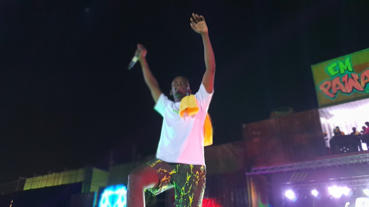 Hitz1039FM's tweet photo. Man of the Moment, Your official host, @mreazi. Living legend! #Dettyrave2019 https://t.co/xjQPzkTJcR