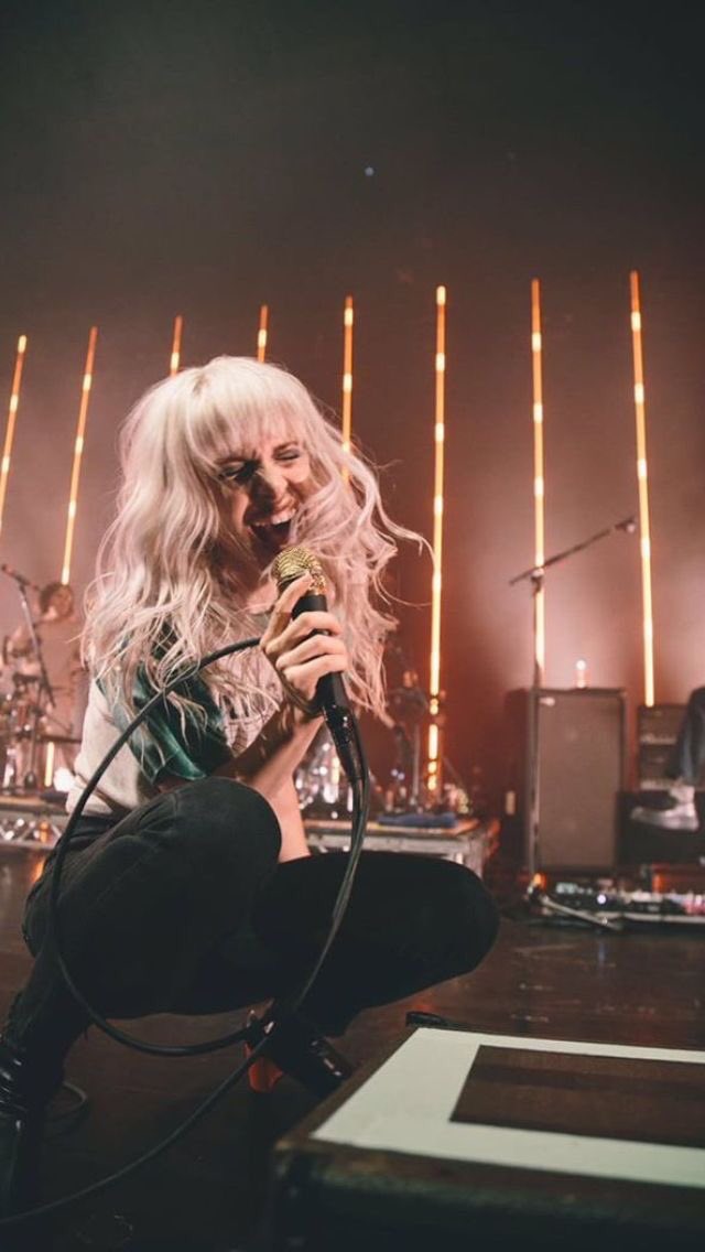 LiveForHayley's tweet photo. All the love in the world for our singer.  31 laps around the sun 💛💛💛💛 @yelyahwilliams https://t.co/naRtt7preg