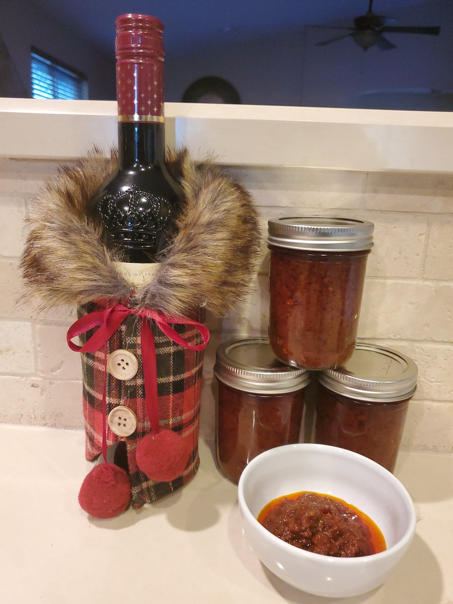 9jaKitchen's tweet photo. Naija Sauce coming to stores near you in 2020. We have a dozen samples to give away. Get your free sauce today!!! It goes with and on everything you can imagine. Like, share and hit us up!!! #YoursTruly #PhoenixCaterer #GoesWithEveryThang #TakeItWithYou #NaijaSoulKitchen https://t.co/JkuJLXBBCf