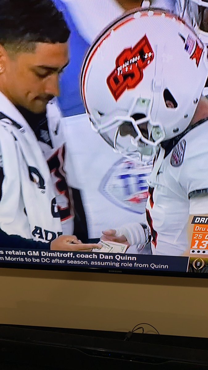 Eggsandhammers's tweet photo. What’s going on here #okstate https://t.co/YBUE6ADbWp