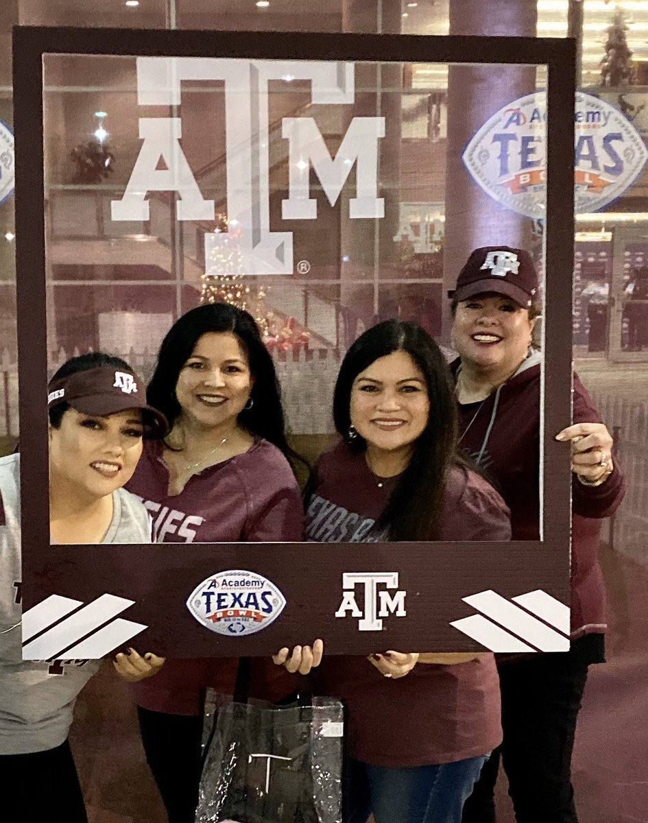 LAURASAN's tweet photo. Sisters for AGGIES!! GIG’EM  #TexasBowl https://t.co/v4I691NZrp
