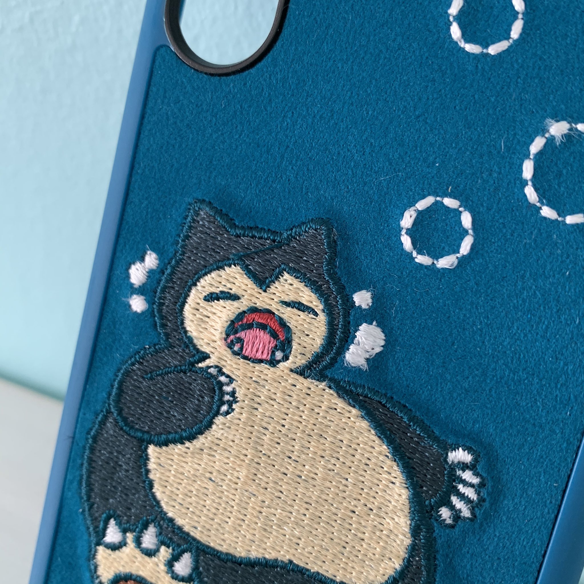 つるたさや Saya Tsuruta Twitterren スマホカバー３種 マルチサイズはもこもこタオルのようなパイル生地でイラストのカビゴン を忠実に再現 Iphone用はマットな生地に刺繍でイラスト再現です 毎度技術の限界に挑んでる感じがします 是非ポケセン