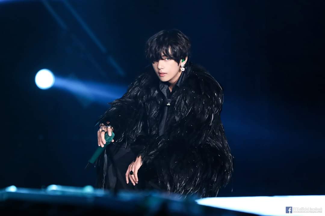 anitaleemin's tweet photo. Singularity o cómo la profunda letra de Namjoon, sobre la disociación entre el ser interior y la imagen que exteriorizamos ante los demás para complacerlos y "encajar", se convirtió en la segunda piel de Taehyung. 
#StreamSingularity
#TaehyungYouArePerfect 

@BTS_twt https://t.co/XGiaBT0Sx0