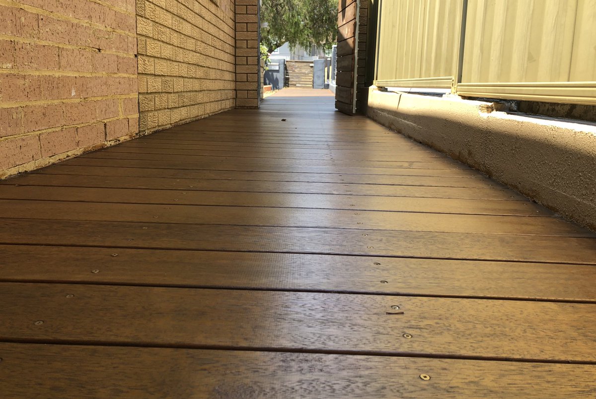 mick_mccann's tweet image. Day 2 - Summer projects. Decks back looking 10/10. #noemails #Flourishing #manuallabour @drewjanetzki