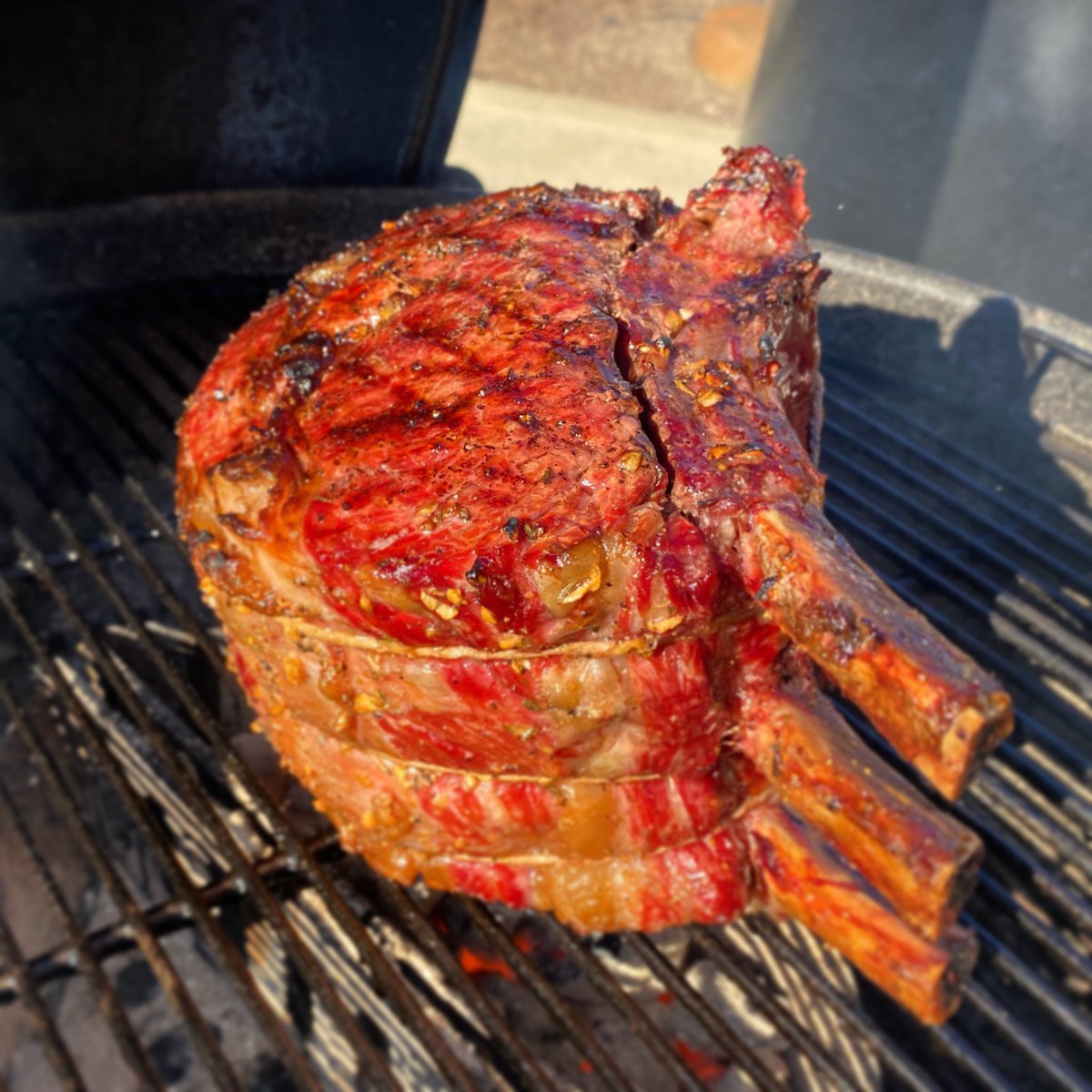 DudeBBQ's tweet photo. So... I’d rather eat those seared ends of the prime rib any day of the week over the center piece. #primerib #smoked #notsorry https://t.co/BlsBqyT9BZ