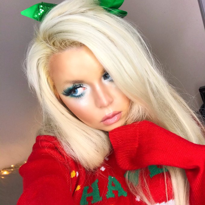 amybees_'s tweet photo. Blonde Doll that hates Xmas ❤️💚. 

Support those cheeks in my private site 
👉 https://t.co/ZzqspY7yrm https://t.co/mK9CL2ndn8