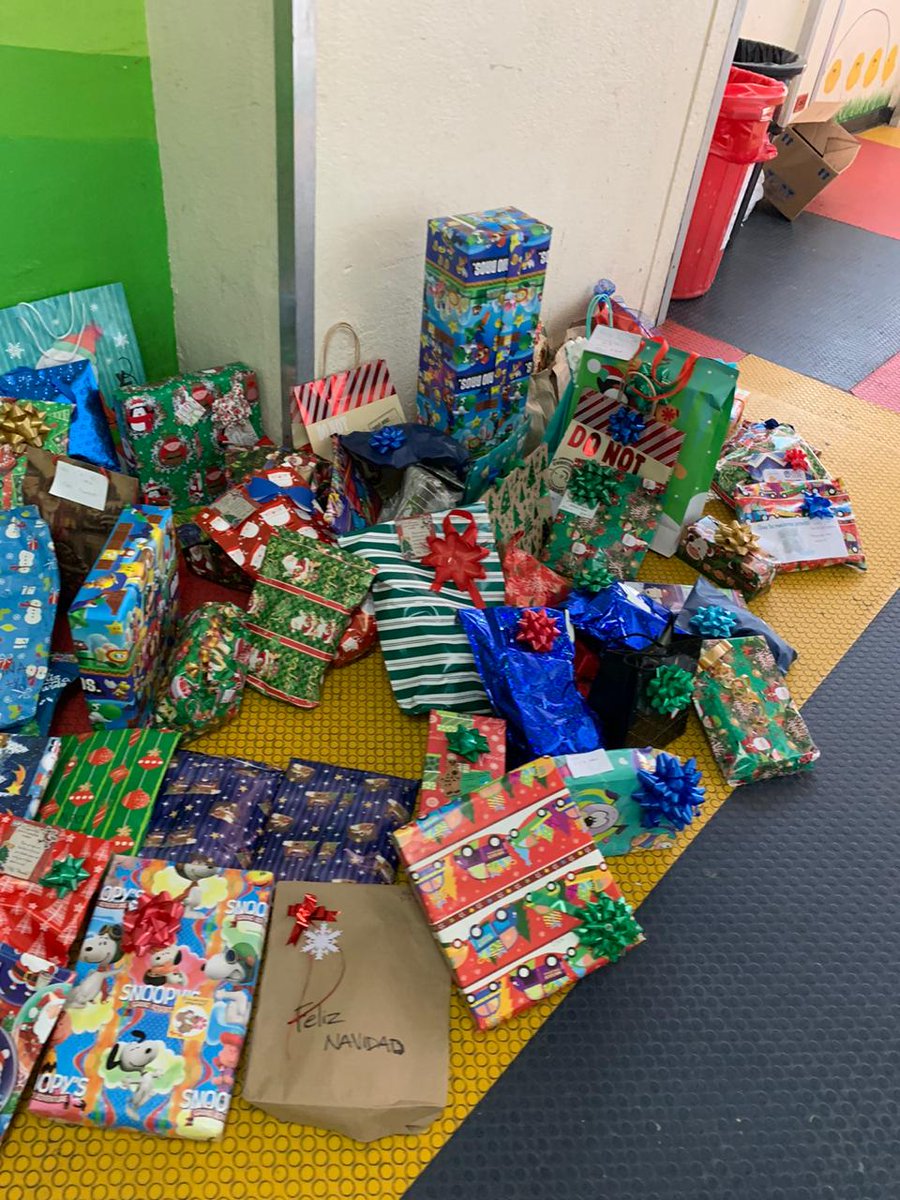 ugamarro_pl's tweet photo. #QuéBuenoEsMiPais | Un grupo de estudiantes de @FIUSAC entregó 151 regalos a niños que reciben atención médica en pediatría del Hospital General San Juan de Dios (@HospigenGT) este viernes. (Foto Karla Martínez) @prensa_libre @Economia_pl https://t.co/HAPtOhlKJ8