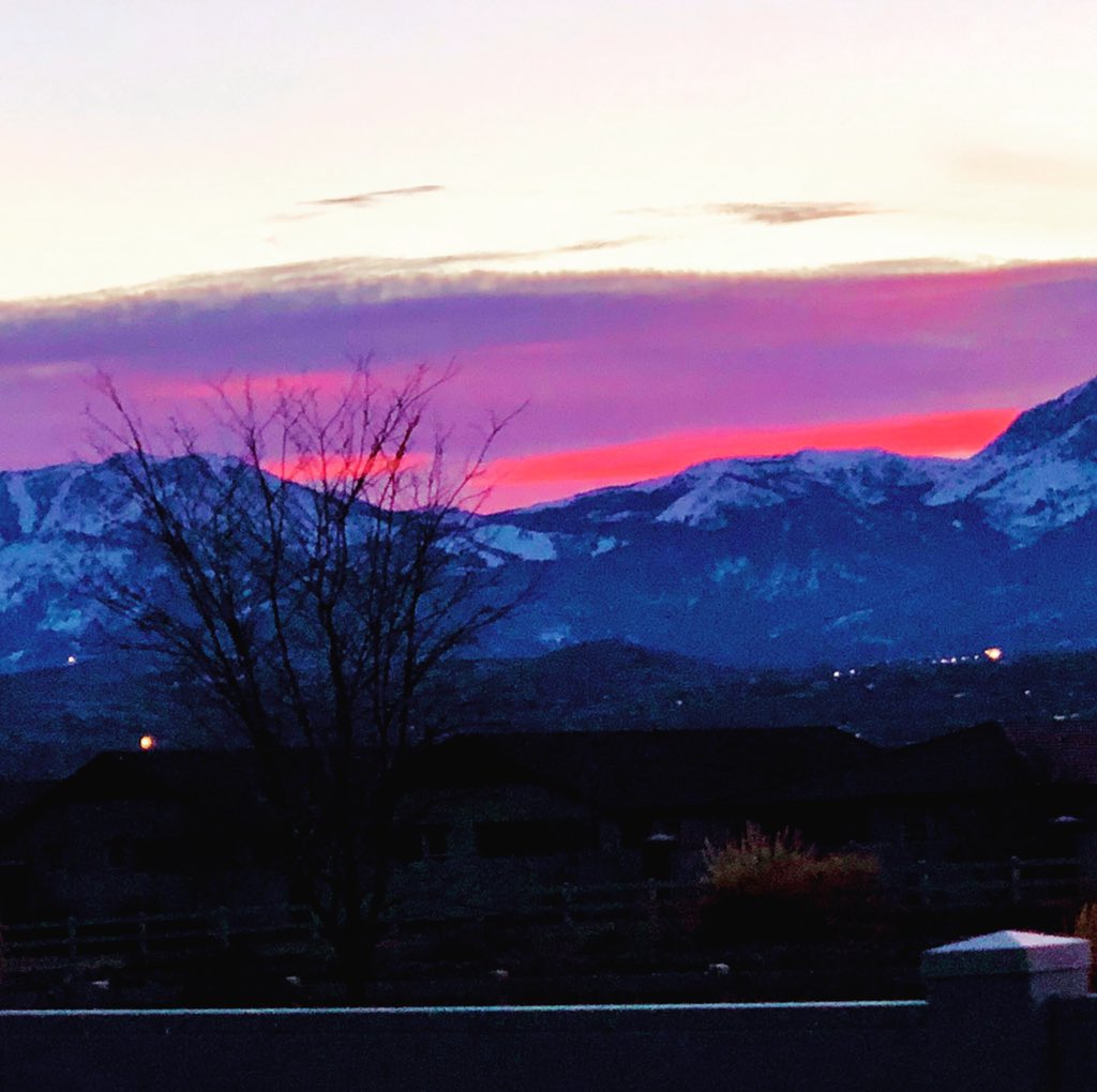 cjmtahoe's tweet photo. Another beautiful sunset in Reno.  #nevadasunset https://t.co/J92RUVxFaI