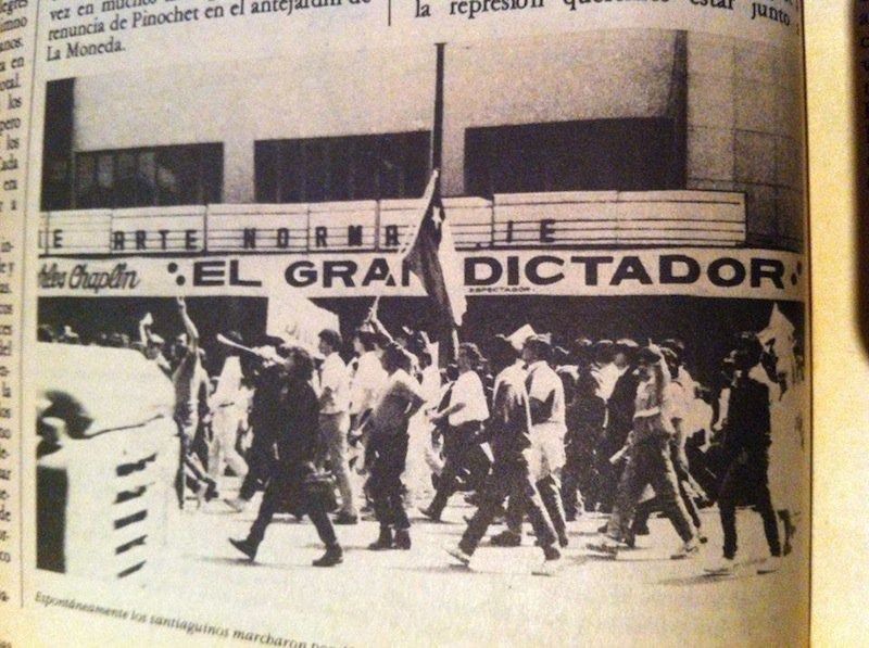 TitoAed0's tweet photo. El año 88, cuando el Cine Arte Alameda era el Cine Arte Normandie, pa trollear a la dictadura de Pinochet, el cine tuvo "en cartelera" la película de Chaplin El Gran Dictador. https://t.co/Y4RnXFKXki