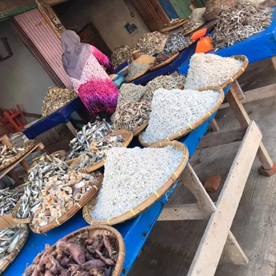 EkManokCirett's tweet photo. Cara memilih ikan atau ikan asin yg tak ada atau kurang kadar pengawet nya adalah dengan LALAT!

Jika banyak Lalat di ikan tersebut, maka besar kemungkinan Ikan (asin) tersebut tidak ada pengawetnya.

#TipsHariIni https://t.co/Q3KpWmJwrf
