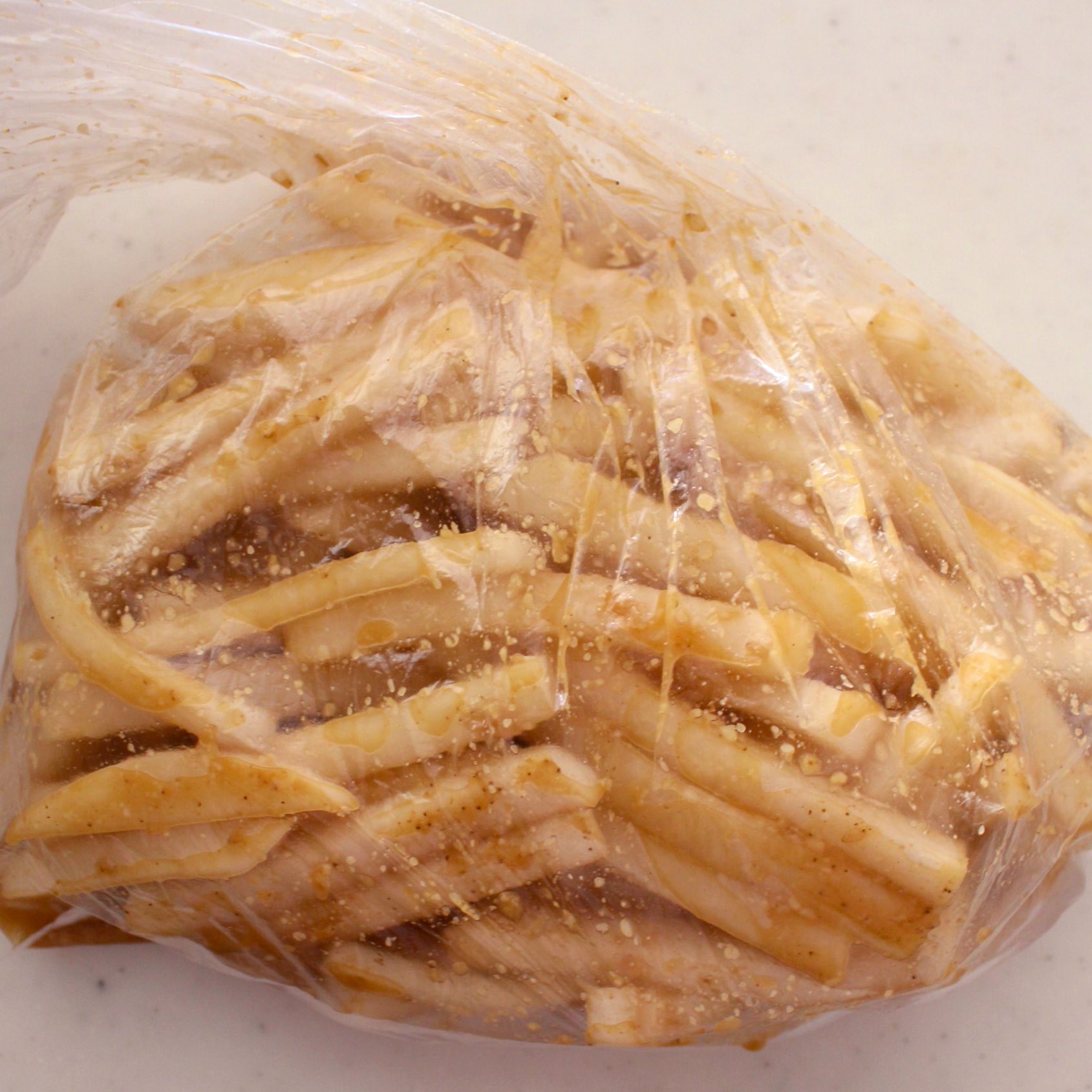 つくりおき食堂まりえ 大根は皮ごと切って漬けるだけ 塩もみ不要 ぽりぽり大根のごまだれ漬け これ箸が止まらなくなりますね うちに来た人に必ず言われます 大根1 3本は皮ごと細切り すりごま酢
