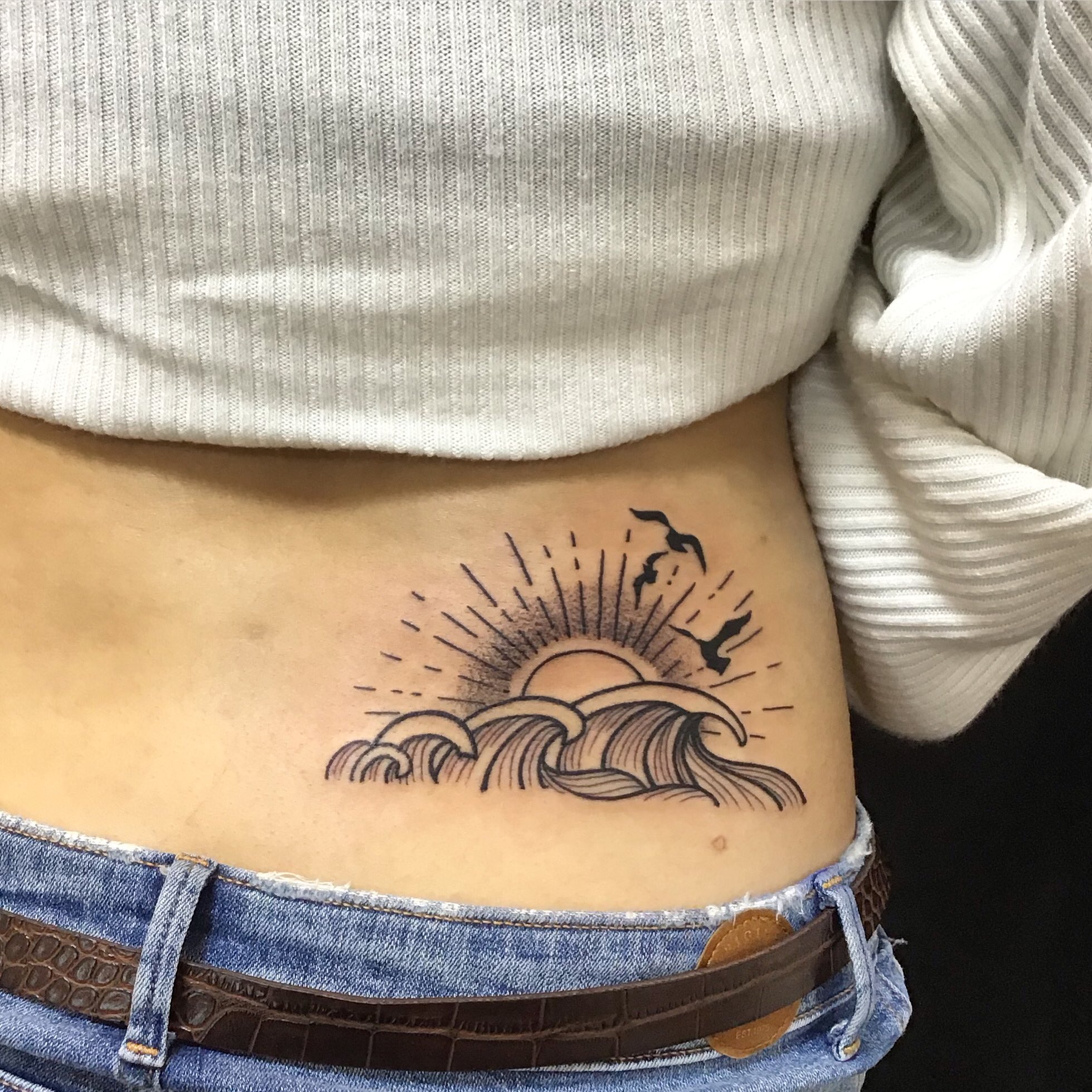 تويتر 新宿タトゥー Fox Gate Tattoo على تويتر 腰 太陽 波 鳥 12月28日 本日も営業中 和彫りからワンポイント トライバル B Gまでオールジャンル対応のタトゥースタジオ 東京新宿fox Gate Tattoo 新宿駅徒歩7分 個室ブース完備 その他のタトゥー