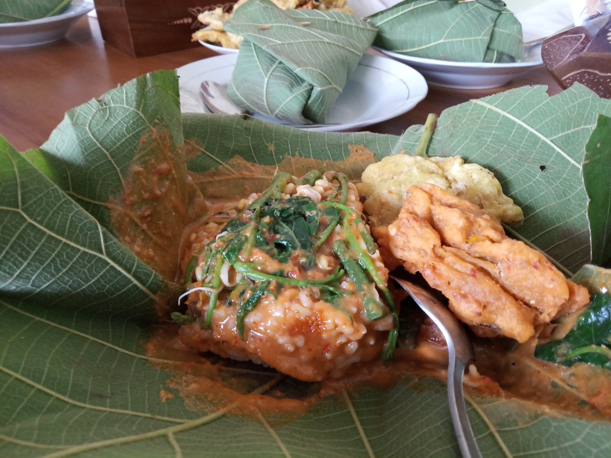 AriefRohman_838's tweet photo. Sebelum beraktifitas di akhir pekan, sarapan dulu dengan menu tradisional SEGO PECEL PINCUK GODONG JATI dengan lauk tempe mendoan dan bakwan jagung. 

Godong jati memberikan aroma yang khas #MbloraniBanget 

Sarapan murah meriah dan menyehatkan

#AriefRohman #MasArief #Blora https://t.co/Vzndtf6nnR