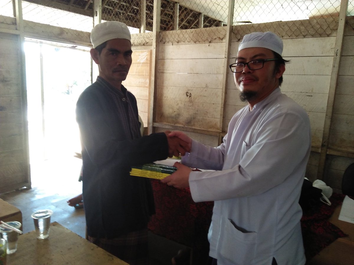 zaki_elqattamy's tweet photo. Saya bukan tak peduli kaum muslimin di luar negeri, tapi barangkali di sekitar kita masih banyak yg juga memerlukan uluran tangan kita. Jangan lewatkan mereka. Madrasah Diniyah yang saya datangi ini, salah satu contohnya. 
Foto: Penyerahan bantuan kpd Kepala MDT Sullamul Ulum. https://t.co/PCXj3VBPy6