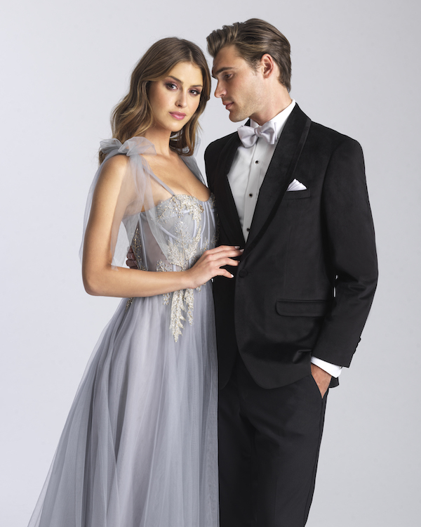 DreamDressExp's tweet photo. Live like there's no midnight. 🕛 #CinderellaVibes

📷: Madison James | #mjprom2020 https://t.co/W8hwRmrhXs