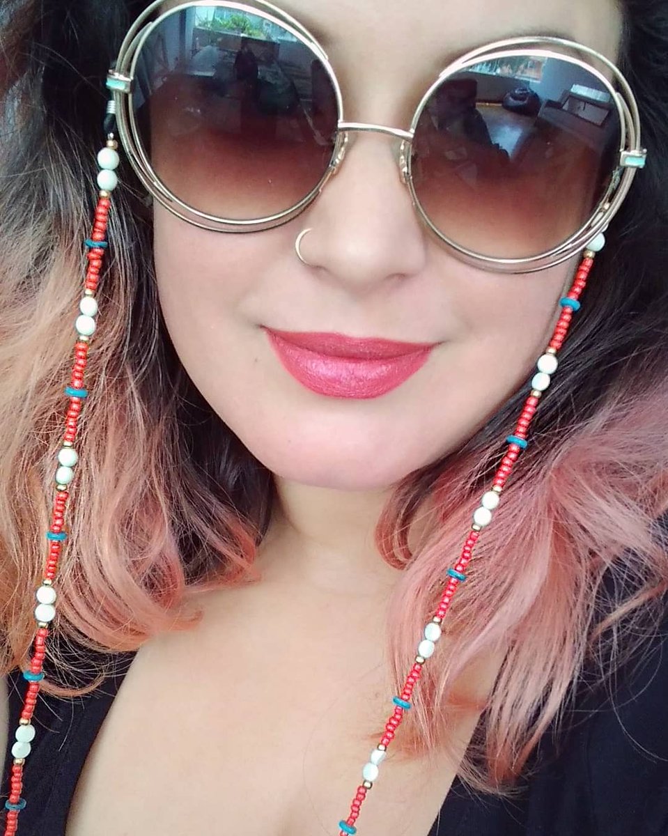 danegamez's tweet photo. Amiguis, en Vision Center están vendiendo las cadenas de lentes a 80 Lucas 😲😲
Yo las hago a mano, les pongo mucho cariño y las vendo a 25 luquitas y 3 por 65✌️
Me encuentran en https://t.co/PiMequhpyT para q vean todos los modelos. Además hacemos delivery gratis a Miraflores. https://t.co/aBKw268gAk