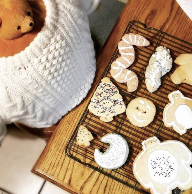 Here’s Pip baking one last batch of Christmas cookies. These should last for at least the next hour. Hopefully there’s enough milk in the fridge. ⠀⠀⠀⠀⠀⠀⠀⠀⠀
⠀⠀⠀⠀⠀⠀⠀⠀⠀
#thk #tinyheads #tinyheadsbighearts