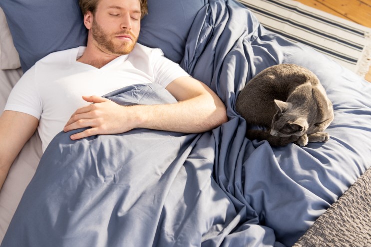 Who else is curled up with their kitty and doesn’t plan on moving this Saturday?! 😂💤