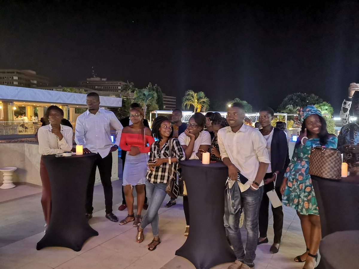 jimsjazz's tweet photo. Pdt que les blogueurs célibataires comme moi discutent de l'avenir de la nation, Je vois le gars se mettre à genoux discretos..pour faire demande de mariage. Tout ça à la #restitution du #BlogCamp2019. On lui a fait quoi ? 🤧🤧Ein @AphtalC. 
Merci spécial à @Hotel2Fevrier!! https://t.co/UInbfvrwGW