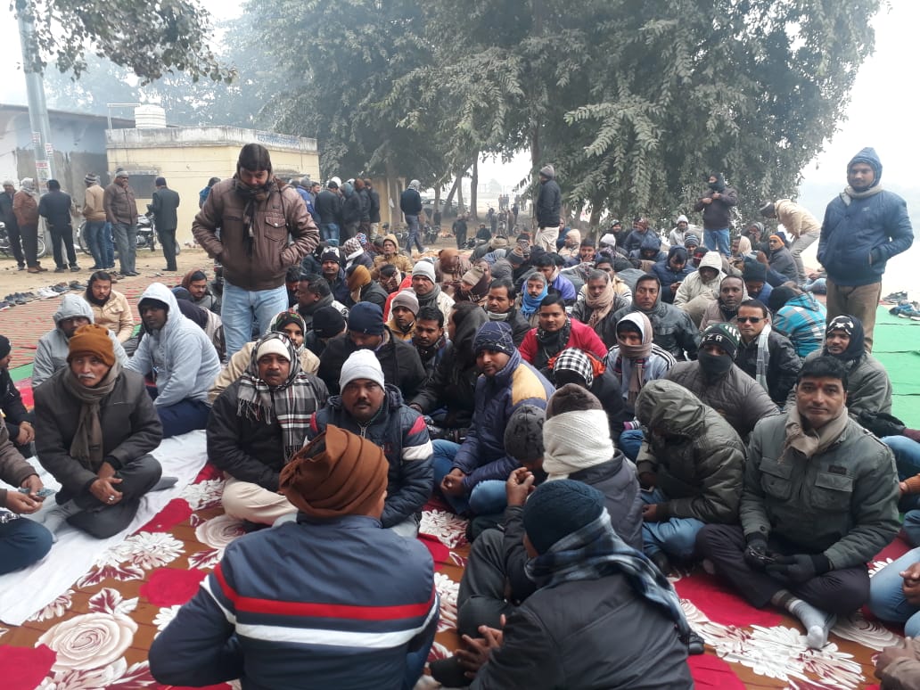 Pankajdas2013's tweet photo. "दरी नही ये दरिया है, 2800 का जरिया है"
बस्ती जनपद के सभी लेखपाल साथी आज 19 वें दिन भी शान्तिपूर्ण हड़ताल पर। सभी के हौसलें को सलाम 🙏
#uplekhpalstrike
@uplkpsangh
@narendramodi
@myogiadityanath
@CMOfficeUP https://t.co/GBAPC74x0k