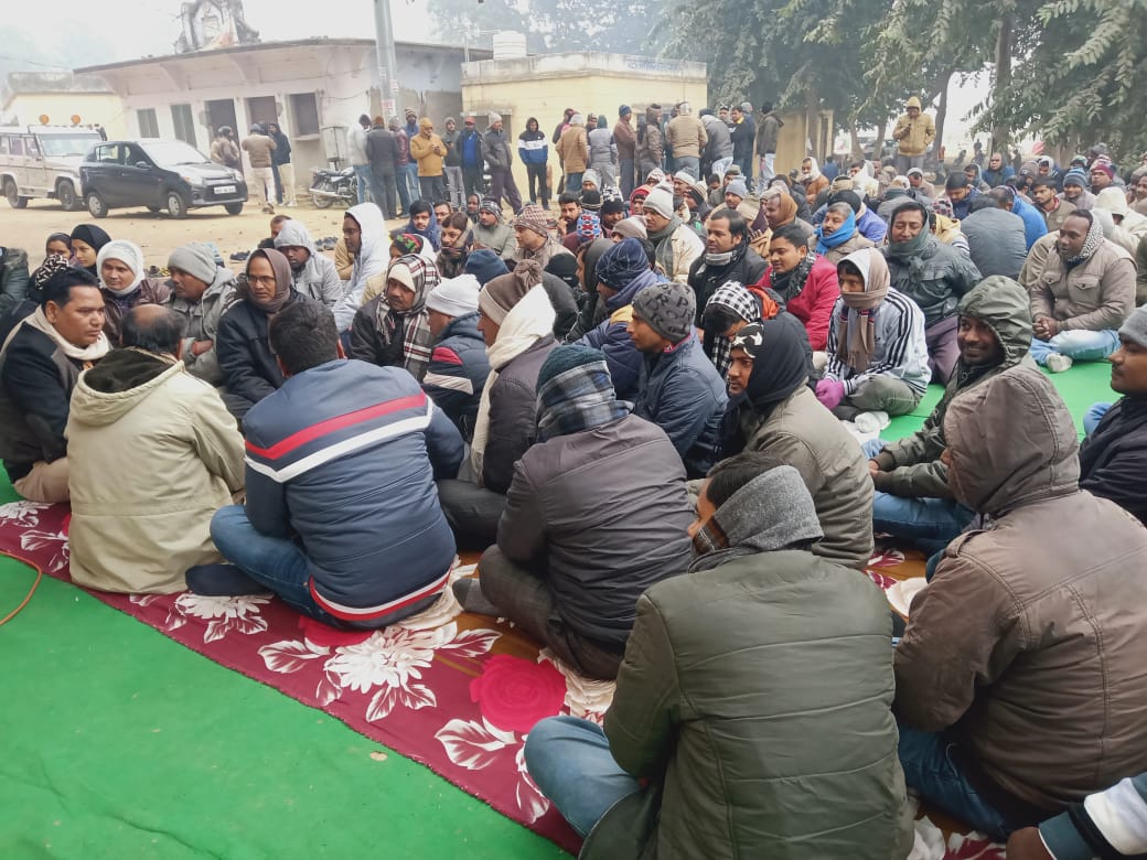 Pankajdas2013's tweet photo. "दरी नही ये दरिया है, 2800 का जरिया है"
बस्ती जनपद के सभी लेखपाल साथी आज 19 वें दिन भी शान्तिपूर्ण हड़ताल पर। सभी के हौसलें को सलाम 🙏
#uplekhpalstrike
@uplkpsangh
@narendramodi
@myogiadityanath
@CMOfficeUP https://t.co/GBAPC74x0k