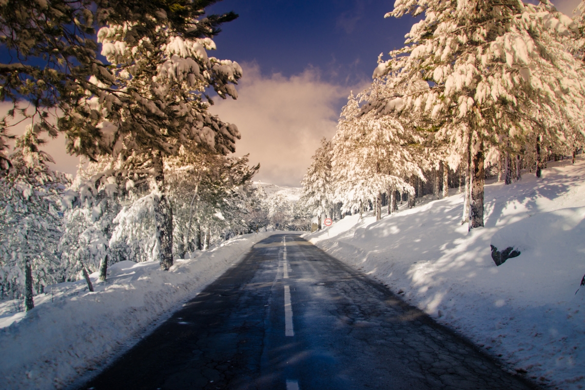 alentejo_1970's tweet photo. Snow at the mountain...#SerradaEstrela #Portugal ❄ https://t.co/0SfqozjGRq