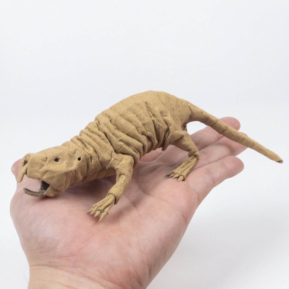 オダカマサキ オドンガー大佐 ダンボールハダカデバネズミ 年賀状用に家族で干支を作ろうとなり 朝からモリモリ作りました ダンボールの質感に合うんじゃないかと 作りたいリストに居ました ダンボールgフルートで造形 眼と歯以外は一枚です 皺を活用し オダカマサキ オドンガー大佐 ダンボールハダカデバネズミ 年賀状用に家族で干支を作ろうとなり 朝からモリモリ作りました ダンボールの質感に合うんじゃないかと 作りたいリストに居ました ダンボールgフルートで造形 眼と歯以外は一枚です 皺を活用し