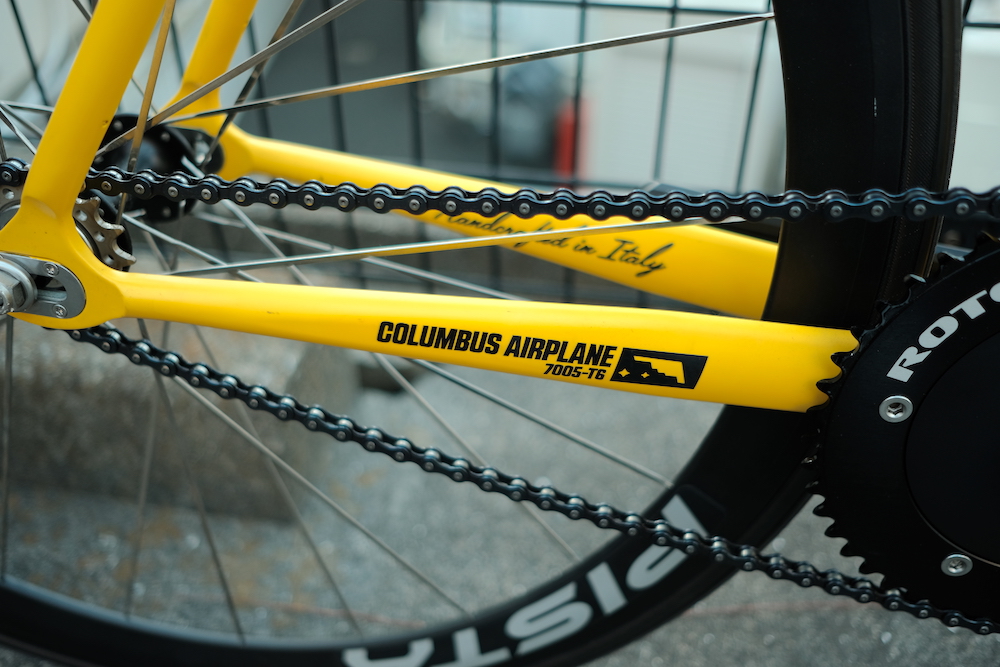 “DOSNOVENTA DETROIT2.0″BumblebeeYellow
コロンバス社のパイプを使って仕上げられたハンドメイドフレームに、マットフィニッシュを施した1台。

<a href="/BROTURES/">BROTURES</a> 

↓ブログ↓
brotures.com/harajuku

#brotures #ブローチャーズ #leaderbike #リーダーバイク #ピストバイク #自転車 #東京 #渋谷 #原宿