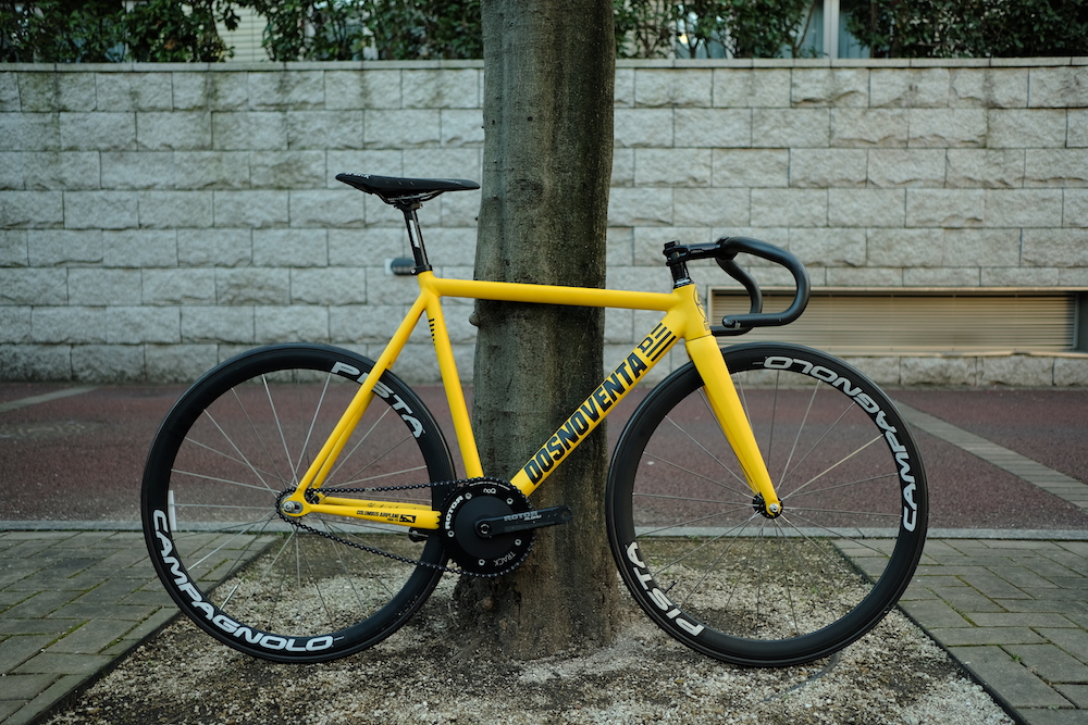 BROTURES's tweet photo. “DOSNOVENTA DETROIT2.0″BumblebeeYellow
コロンバス社のパイプを使って仕上げられたハンドメイドフレームに、マットフィニッシュを施した1台。

@BROTURES 

↓ブログ↓
https://t.co/GYpRg6NWE2

#brotures #ブローチャーズ #leaderbike #リーダーバイク #ピストバイク #自転車 #東京 #渋谷 #原宿 https://t.co/h4Zp7gdK6i