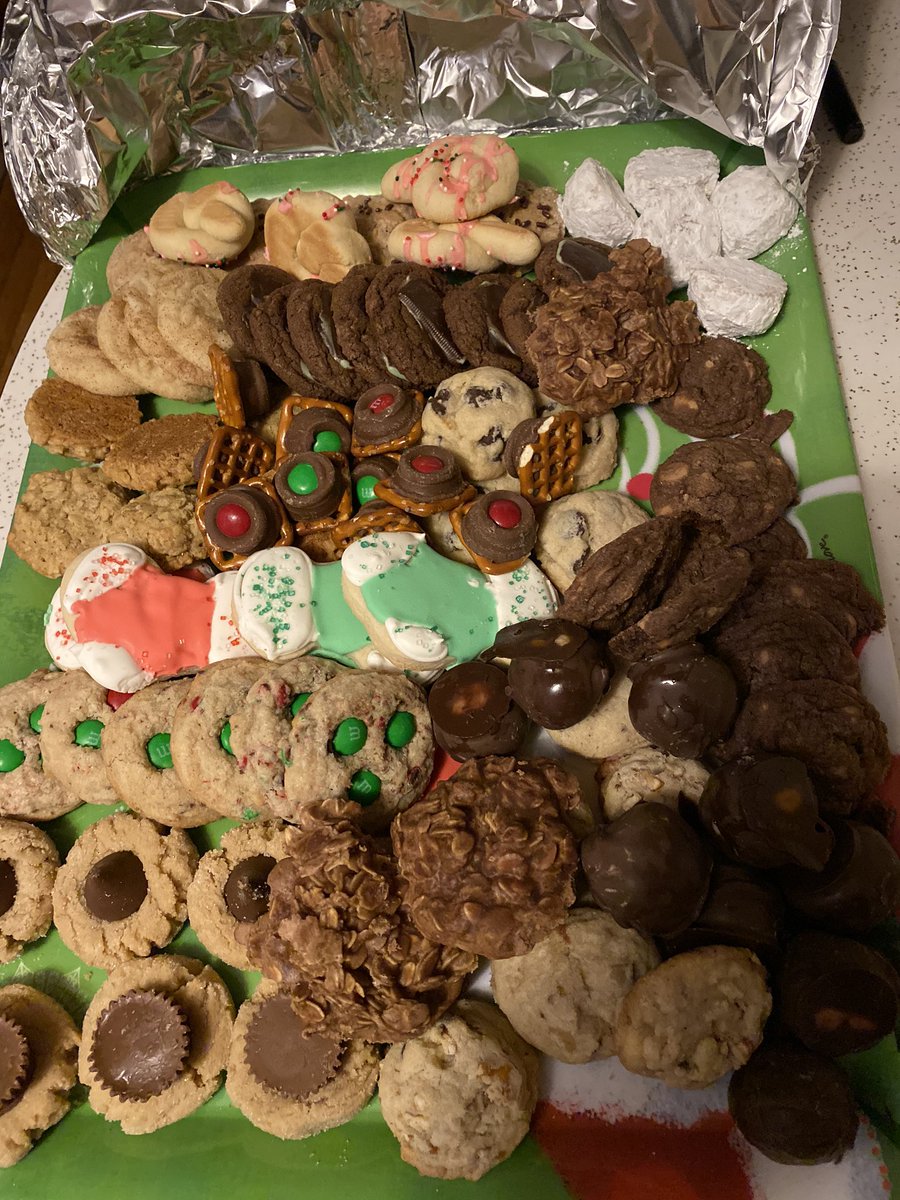 SBaldi00's tweet photo. If u think u have it good? Imagine having the best sister & she also is the best cook! @brandybaldi Aunt B is truly amazing! U donβt know unless u had some of these! Christmas cookies! #gramabaldiisproudofu #nobakes #knots #justtonameafew https://t.co/nZN2bnrH48
