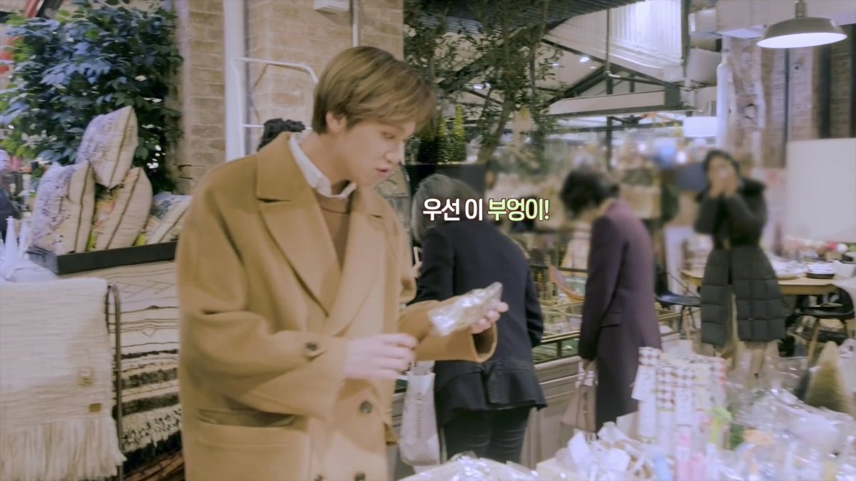 styleofhaechan's tweet photo. #191220 #HAECHAN ✨ Merry Christmas ✨ NCT 127 Decorating First Christmas Tree in NY 🎄(+시즈니~ LOVE💌💌💌)
•
#haechan #leehaechan #donghyuck #leedonghyuck #이해찬 #해찬 #엔시티 #nct #nct127 #nctdream #haechanstyle #haechanfashion #nctstyle #nctfashion #grayhue https://t.co/kv8fVqSTCC