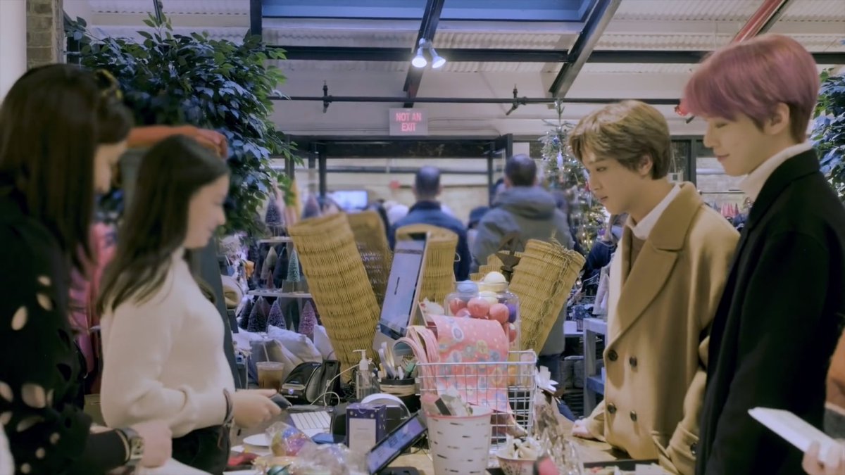 styleofhaechan's tweet photo. #191220 #HAECHAN ✨ Merry Christmas ✨ NCT 127 Decorating First Christmas Tree in NY 🎄(+시즈니~ LOVE💌💌💌)
•
#haechan #leehaechan #donghyuck #leedonghyuck #이해찬 #해찬 #엔시티 #nct #nct127 #nctdream #haechanstyle #haechanfashion #nctstyle #nctfashion #grayhue https://t.co/kv8fVqSTCC